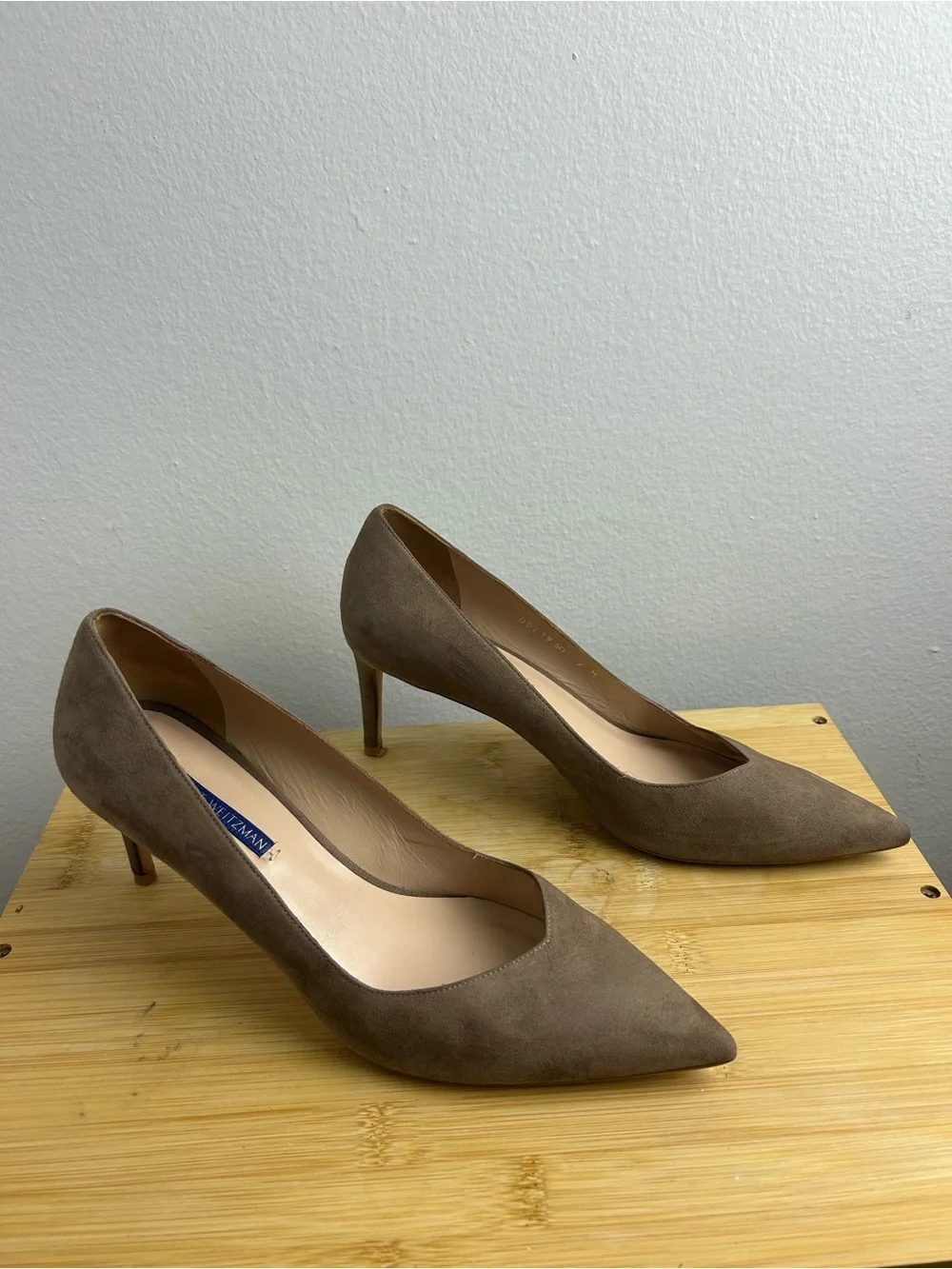 Stuart Weitzman Women’s size 9 Taupe Suede Pointed Pumps Made in Spain
